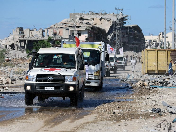 Un convoglio della Croce Rossa internazionale trasporta le salme degli ostaggi israeliani consegnati dai miliziani di Hamas nella zona di Khan Yunis