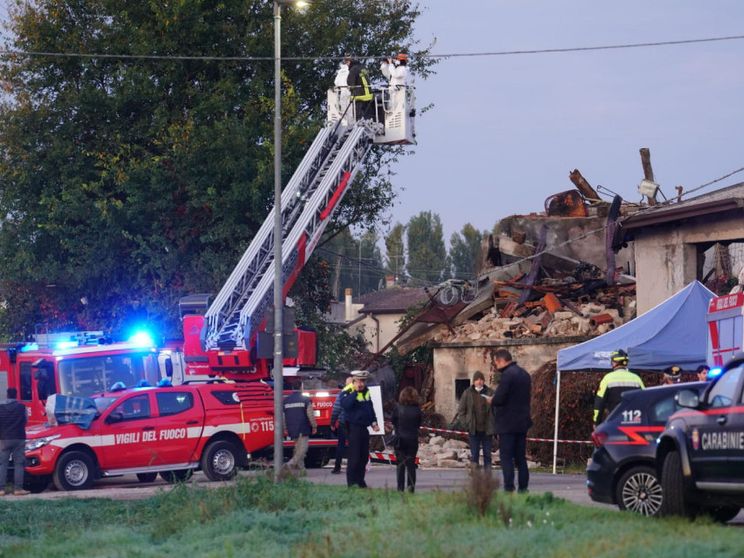 Gas nel casolare per resistere allo sgombero, la tragedia dei tre carabinieri