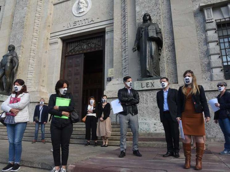 I parenti delle vittime fuori dalla Procura di Bergamo durante il Denuncia Day, il 10 giugno 2020