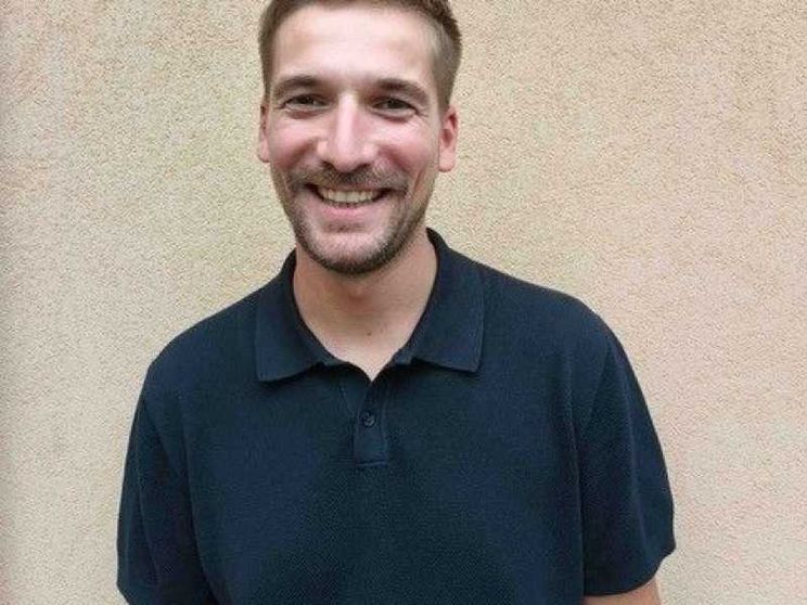 Marco Tavčar ha 28 anni e può dire di aver iniziato una seconda vita: nell’estate 2024 durante una partita di calcio il suo cuore si è fermato ma poi ha ripreso a battere grazie ai soccorsi tempestivi