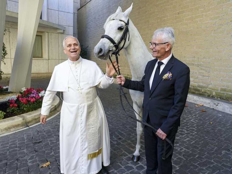 La storia di Proton, il cavallo bianco che è stato regalato a Leone XIV