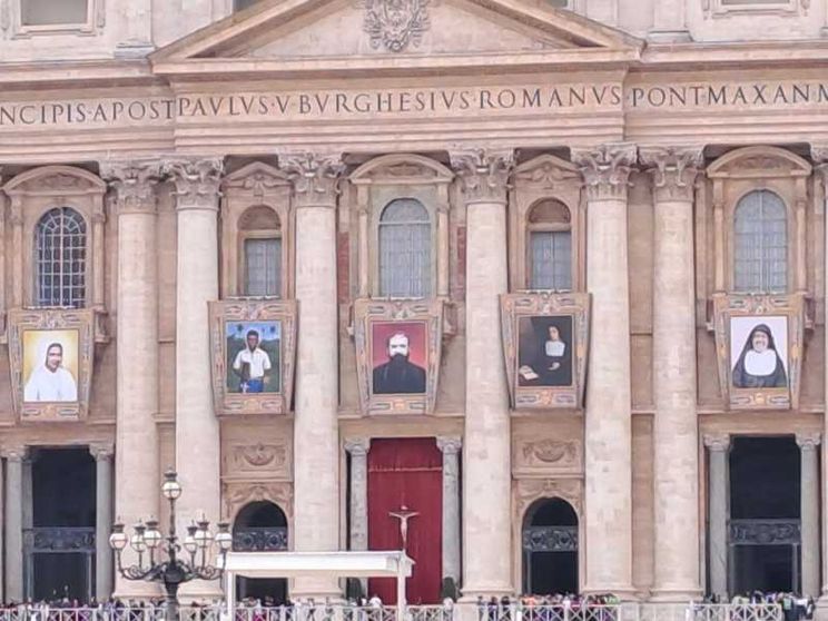Semeraro: «Sette nuovi santi che ci insegnano ad abbracciare i poveri»