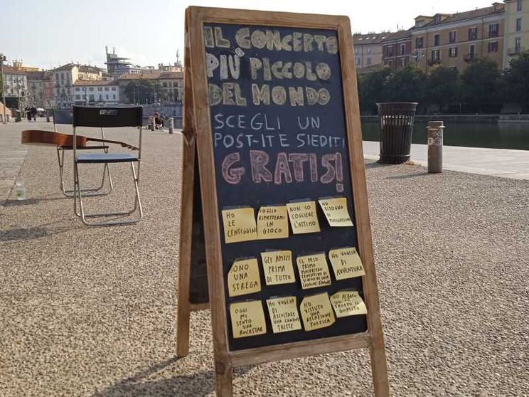 Il concerto piccolo e intimo del cantautore sui Navigli