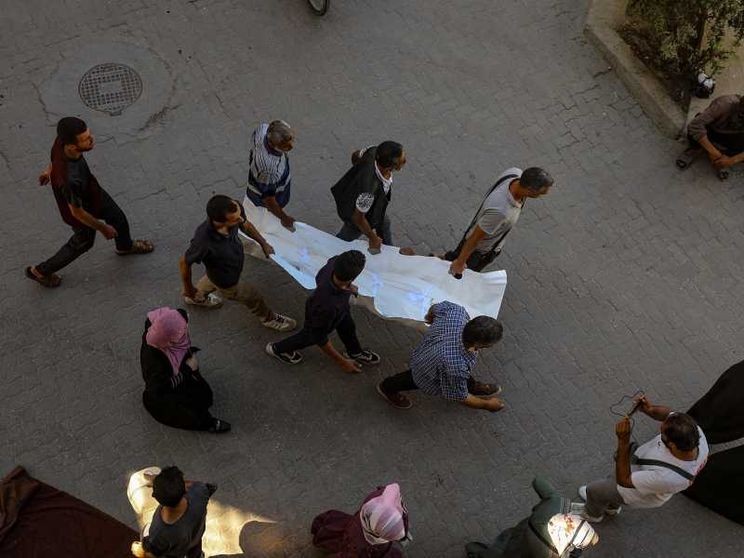 Tregua di sangue a Gaza: colpito bus di sfollati, 9 morti