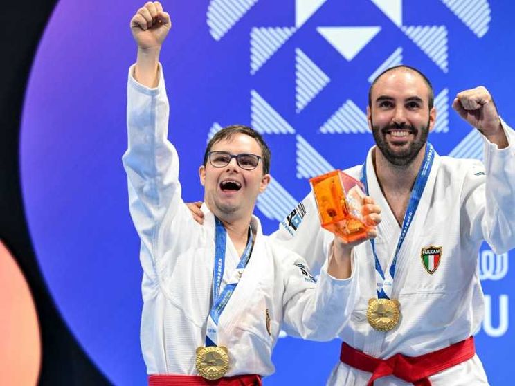 Pietro (a sinistra) e Giovanni Napoli ai recenti World Games di Chengdu in Cina, con la medaglia d’oro vinta nella gara di para ju-jitsu. I due fratelli sono inseparabili
