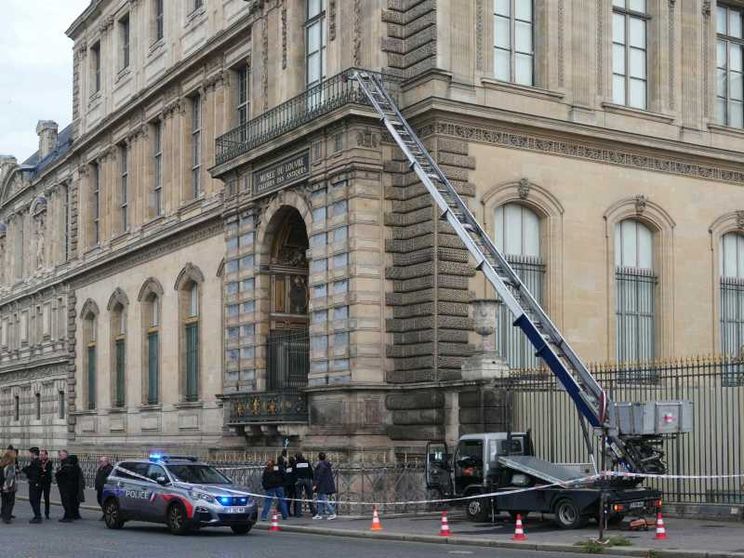 Il montacarichi con cui i ladri sono entrati nel museo del Louvre