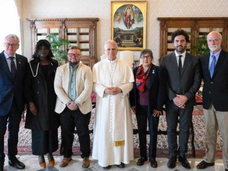 La foto del Papa con il gruppo di vittime di abusi e di attivisti