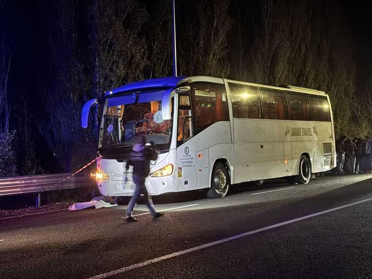 l pullman preso d'assalto da alcuni tifosi tifosi della Sebastiani Basket di Rieti lungo la superstrada Rieti-Terni, all'altezza dello svincolo di Contigliano