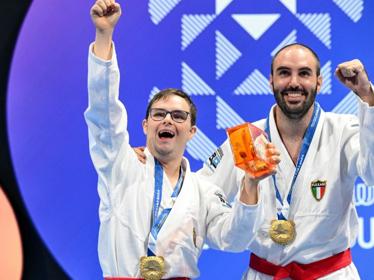 Pietro (a sinistra) e Giovanni Napoli ai recenti World Games di Chengdu in Cina, con la medaglia d’oro vinta nella gara di para ju-jitsu. I due fratelli sono inseparabili