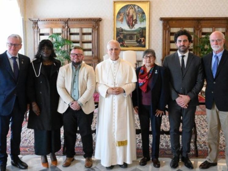 La foto del Papa con il gruppo di vittime di abusi e di attivisti
