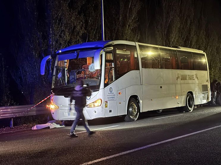 l pullman preso d'assalto da alcuni tifosi tifosi della Sebastiani Basket di Rieti lungo la superstrada Rieti-Terni, all'altezza dello svincolo di Contigliano