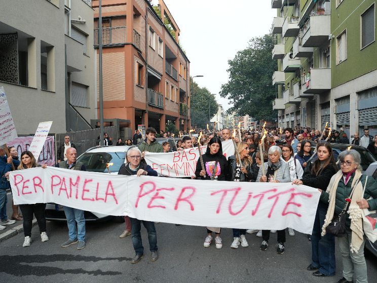 Femminicidio, fiaccolata per Pamela a Milano. "Uomini aiutateci a fermare la violenza"