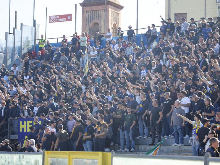 La Curva ospiti dell'Arena Garibaldi: gli ultrà dell'Hellas Verona sono stati protagonisti di scontri con la Polizia prima della partita (Ansa)