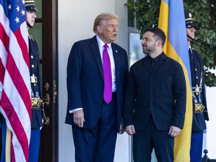 Trump accanto a Zelensky