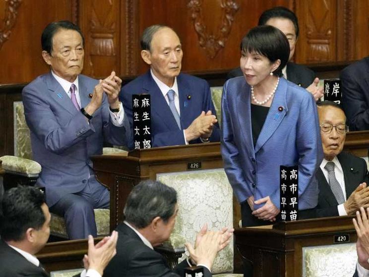 Sanae Takaichi, presidente del Partito Liberal Democratico al governo, riceve gli applausi dopo essere stata eletta prima donna primo ministro del Giappone