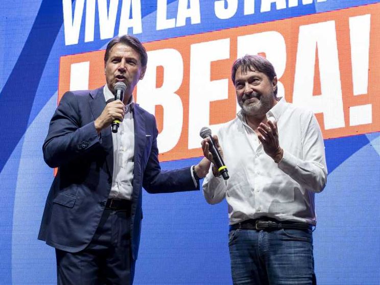Giuseppe Conte e Sigfrido Ranucci sul palco della manifestazione di Roma