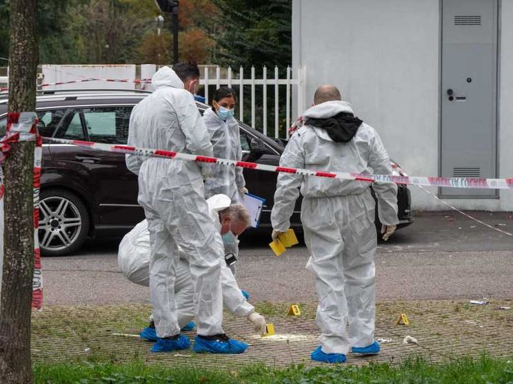 Gli agenti della Scientifica della Polizia locale di Milano durante i rilievi in via Grassini, nel quartiere Bruzzano, sul luogo dell'aggressione