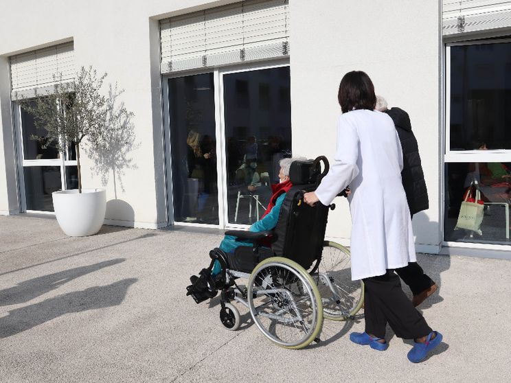 Caregiver, il punto su legge e fondi. «Le promesse? Tradite»