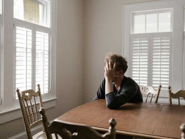 La solitudine avanza. E colpisce gli uomini giovani