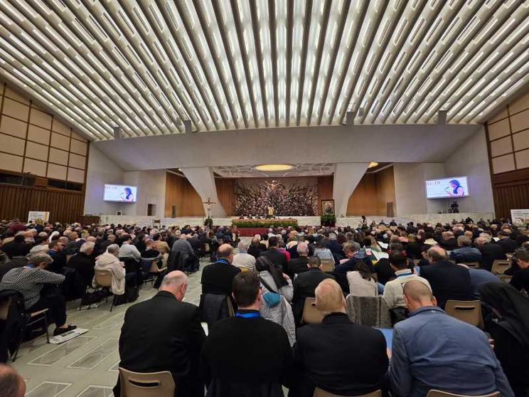 I partecipanti alla Seconda Assemblea Sinodale delle Chiese in Italia in Aula Nervi, di spalle