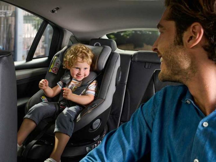 Bambini in auto: la metà degli adulti li fa viaggiare pericolosamente