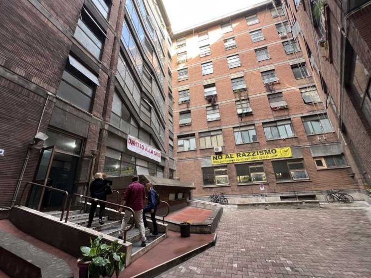 Viaggio fra gli esclusi nel palazzo occupato. «Riscatto e giustizia per il Giubileo»