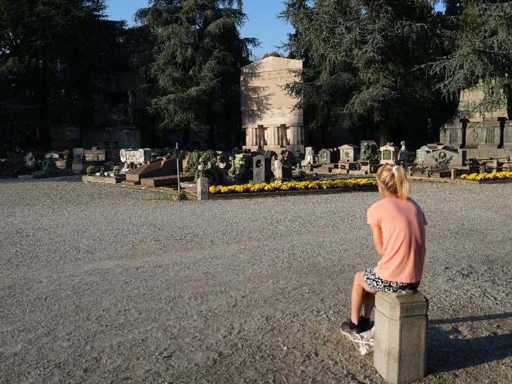 Una bambina al Cimitero Monumentale di Milano