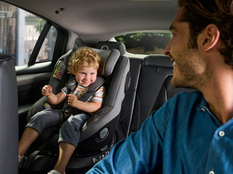 Bambini in auto: la metà degli adulti li fa viaggiare pericolosamente