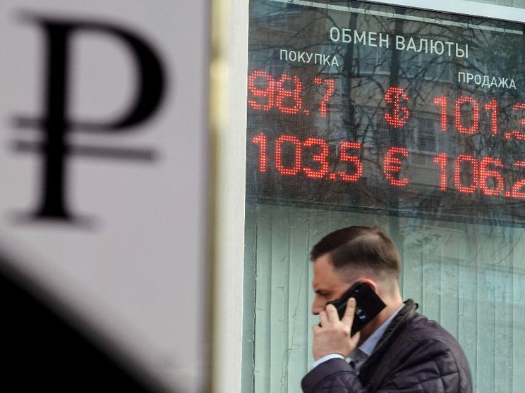 A Mosca, in fila allo sportello della Sberbank. «Vuole criptovalute?»