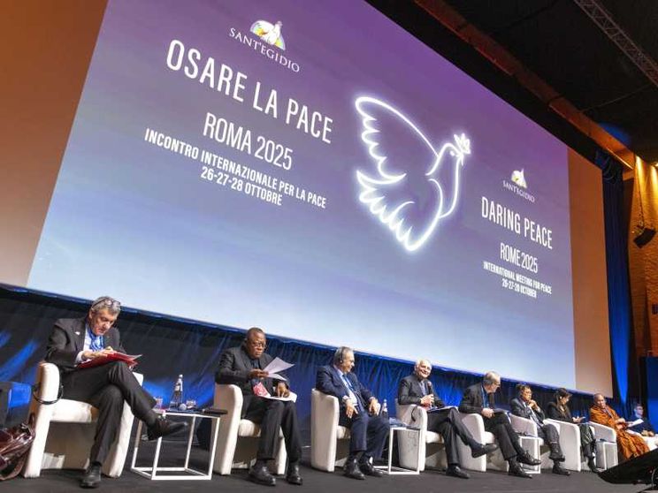 Sul palco dell'incontro "Osare la pace", tra gli altri, i cardinali Zuppi e Pizzaballa