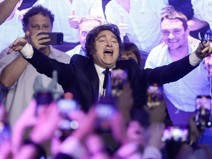 Il presidente argentino Javier Milei celebra la vittoria del suo partito alle elezioni legislative di metà mandato