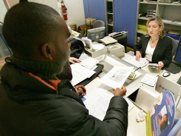 Per i migranti aprire un conto corrente in Italia è ancora un’odissea