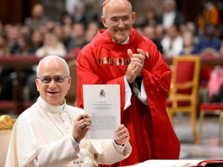 Il Papa dopo la firma del documento sull'educazione