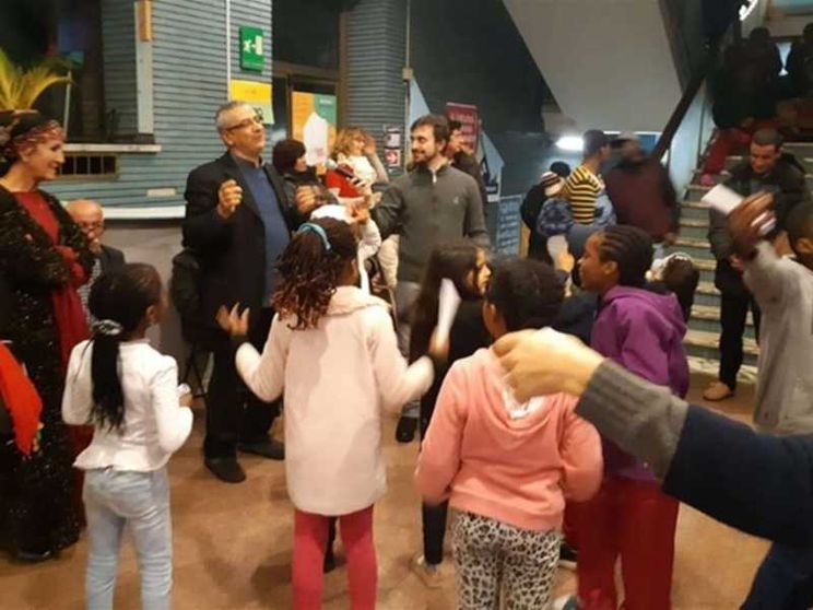 L'abbraccio multietnico dei bambini illumina il palazzo di via Santa Croce