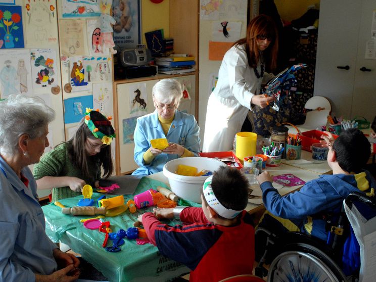 Anziane volontarie al lavoro con i bambini in un ospedale