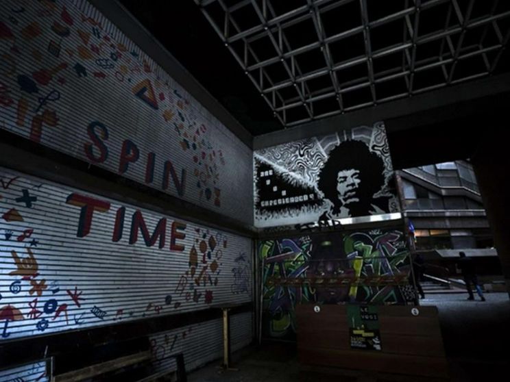 Dentro l'edificio occupato dove l'elemosiniere del Papa ha riportato la luce