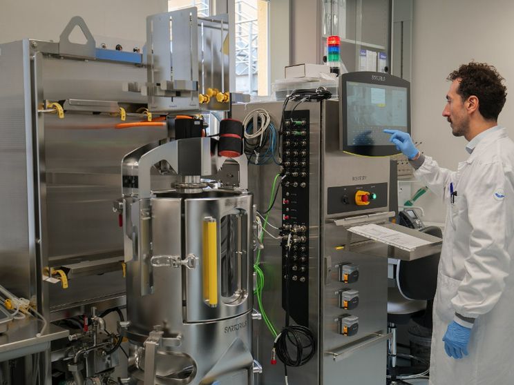 Uno dei moderni macchinari del laboratorio di terapia genica che permetterà di produrre e infialettare i farmaci. Ufficio stampa Bambino Gesù