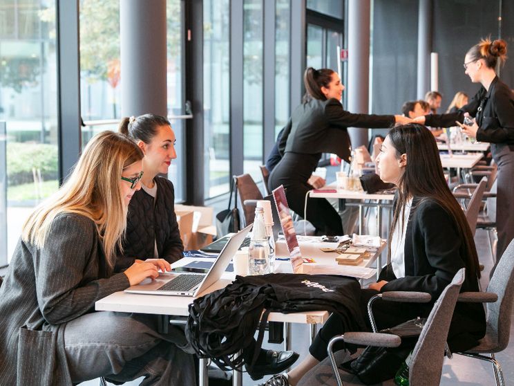 Cosa chiedono davvero le aziende ai giovani neolaureati