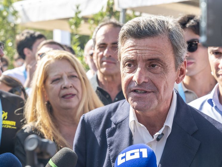 Calenda: «Una manovra che dà poco a tanti. Non funziona»