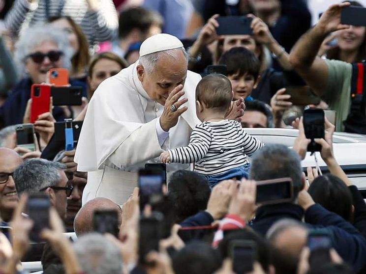 Il Papa: i veri insegnanti educano con il sorriso