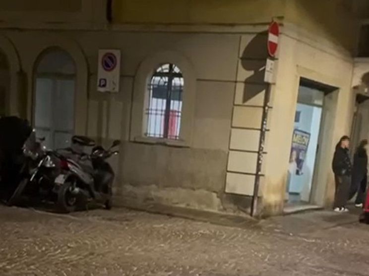 Un frame tratto da un video diffuso su Instagram mostra il momento in cui un gruppo di giovani intona cori fascisti e inni al Duce nella sede di Parma di Fratelli d'Italia. INSTAGRAM