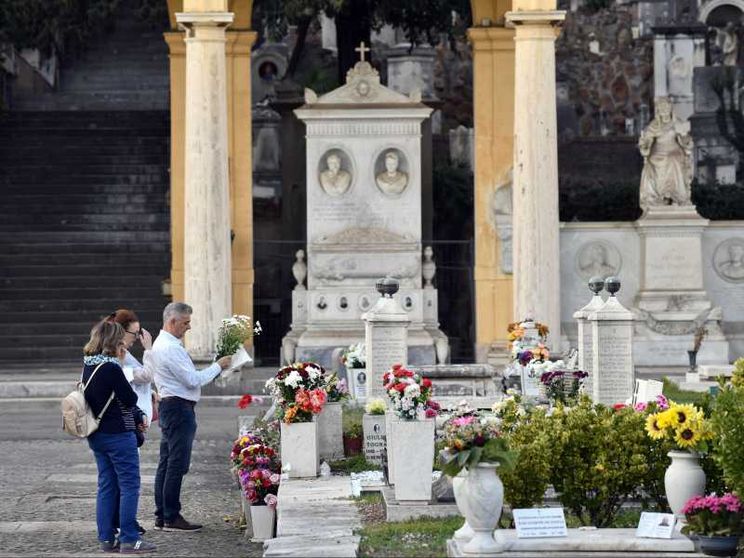 Disperdere le ceneri dei defunti o conservarle in casa: cosa dice la Chiesa