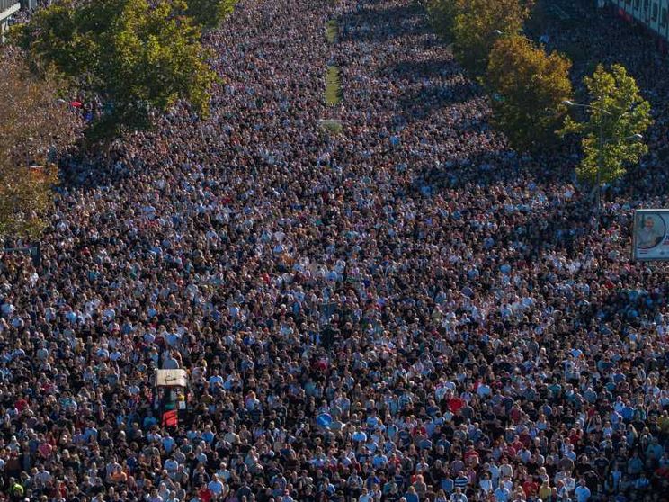 La marea umana che ha ricordato a Novi Sad la tragedia di un anno fa alla stazione ferroviaria invadendo la cittadina del nord della Serbia