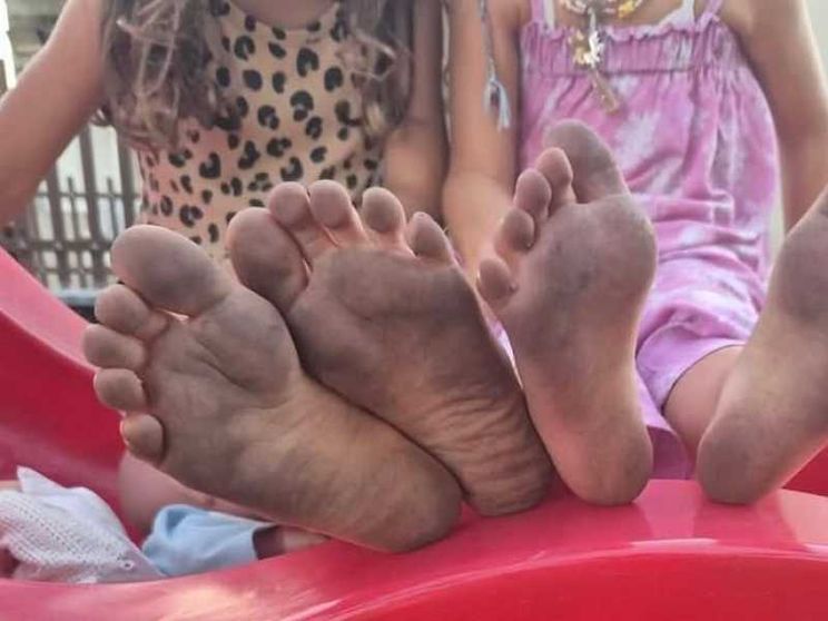 I piedini dei bimbi di Montecchio sporchi di nero al parco giochi