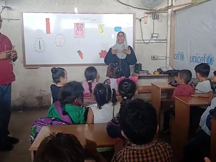 Una lezioni ai bimbi a Deir al-Balah nella Striscia di Gaza