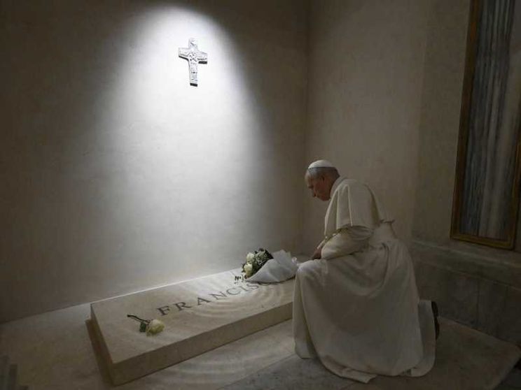 Leone XIV si è fermato a pregare sulla tomba di papa Francesco