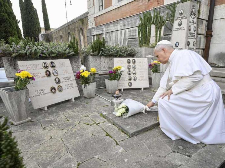Il Papa al Verano: «Cristo ha sconfitto la morte»