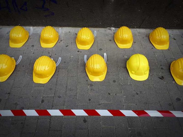 Roma, non ce l'ha fatta l'operaio rimasto ferito nel crollo. Il lavoro è un'emergenza