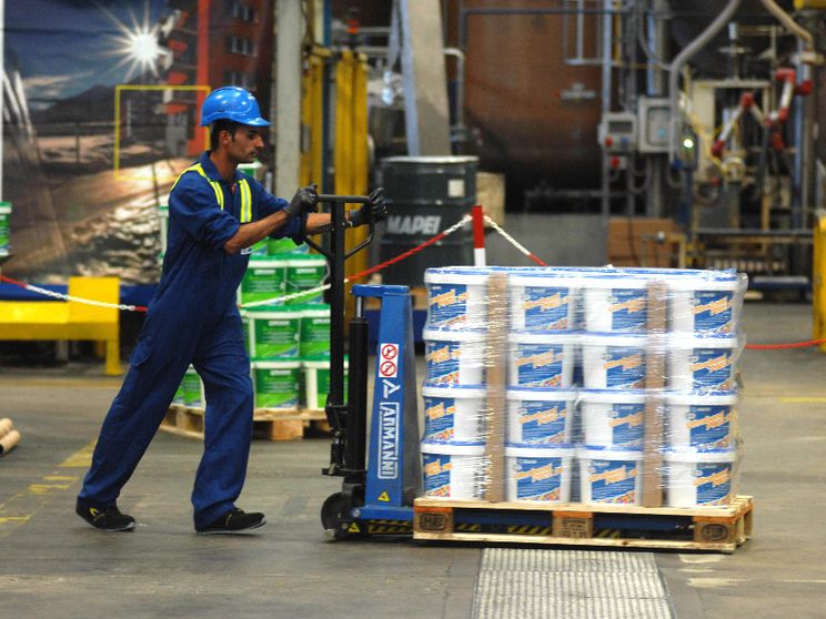 La segregazione lavorativa dei migranti: in Italia retribuzioni inferiori del 45%