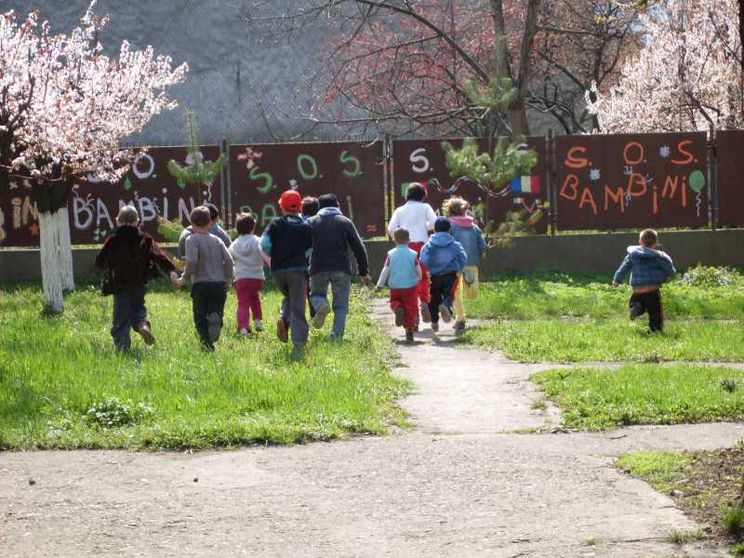 Bambini giocano in un parco